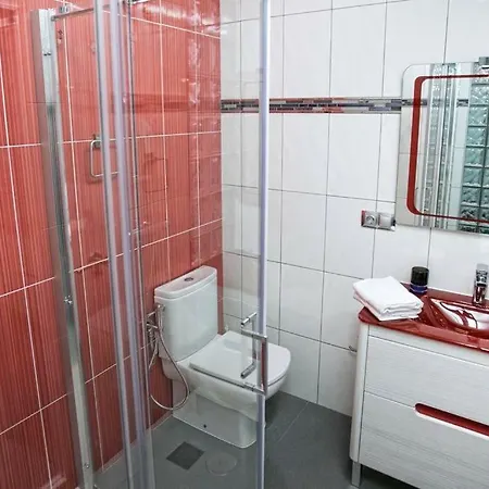 Moderno Comfortable Apt Close To Beach Lägenhet